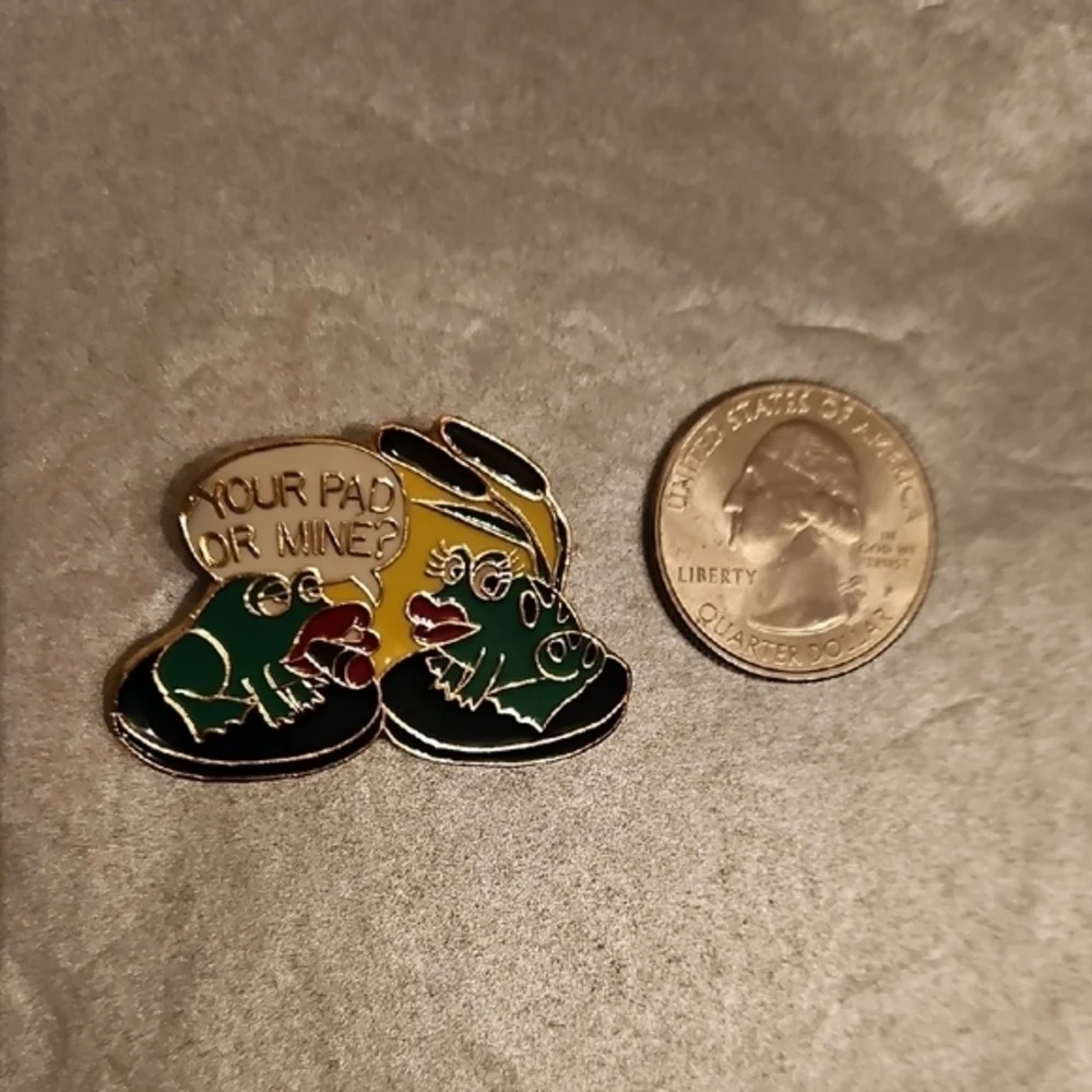 Vintage Frog Lily Pad Enamel Pin - Green and Yellow